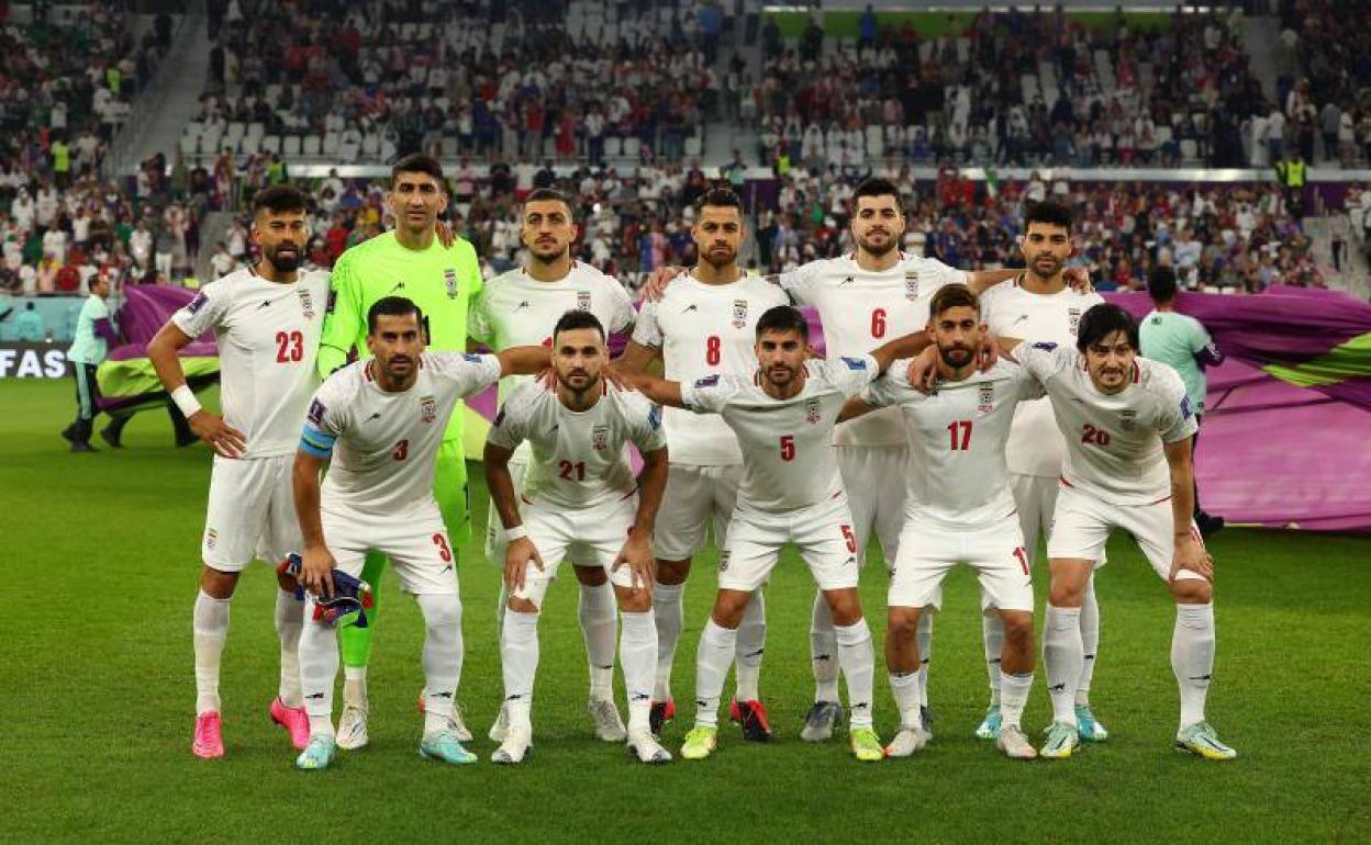 Los jugadores de Irán cantan el himno tímidamente por las amenazas del régimen a sus familiares