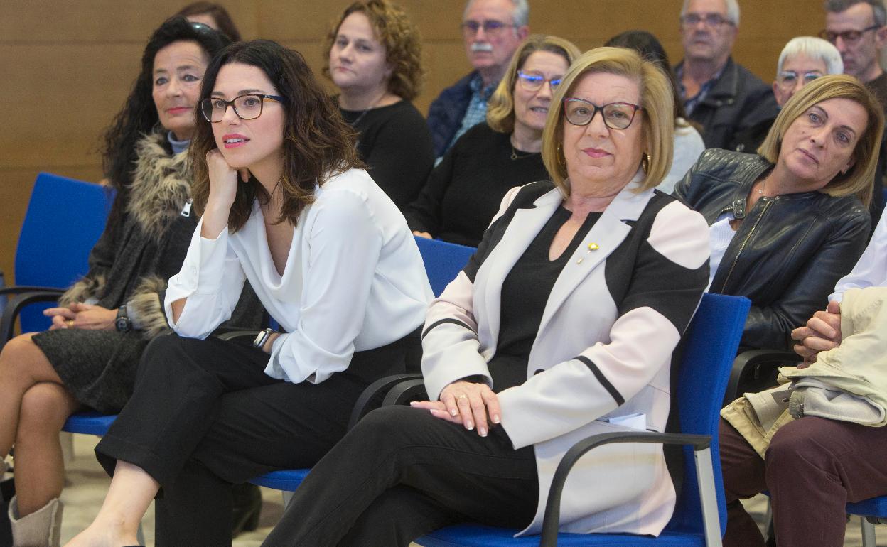 La consellera y la alcaldesa de Carlet durante el acto de presentación de la rehabilitación. 