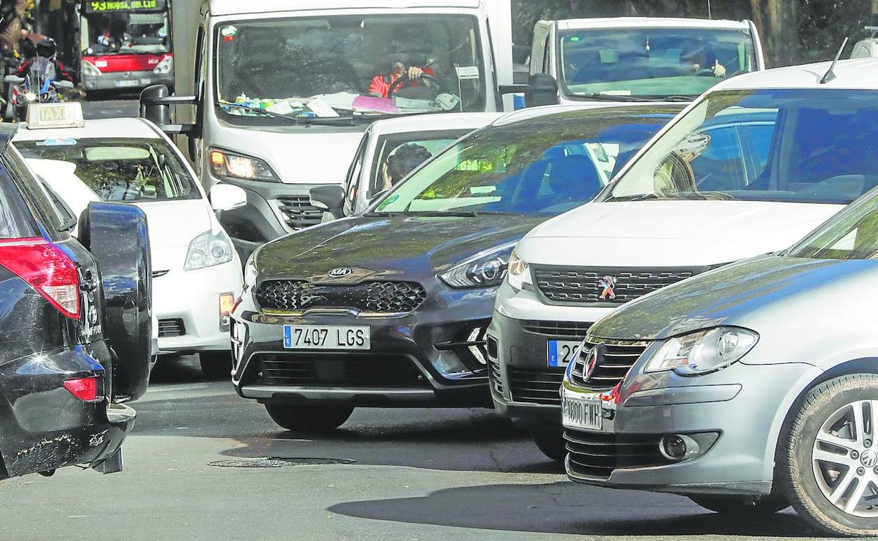 Atasco de coches en la gran vía Marqués del Turia.