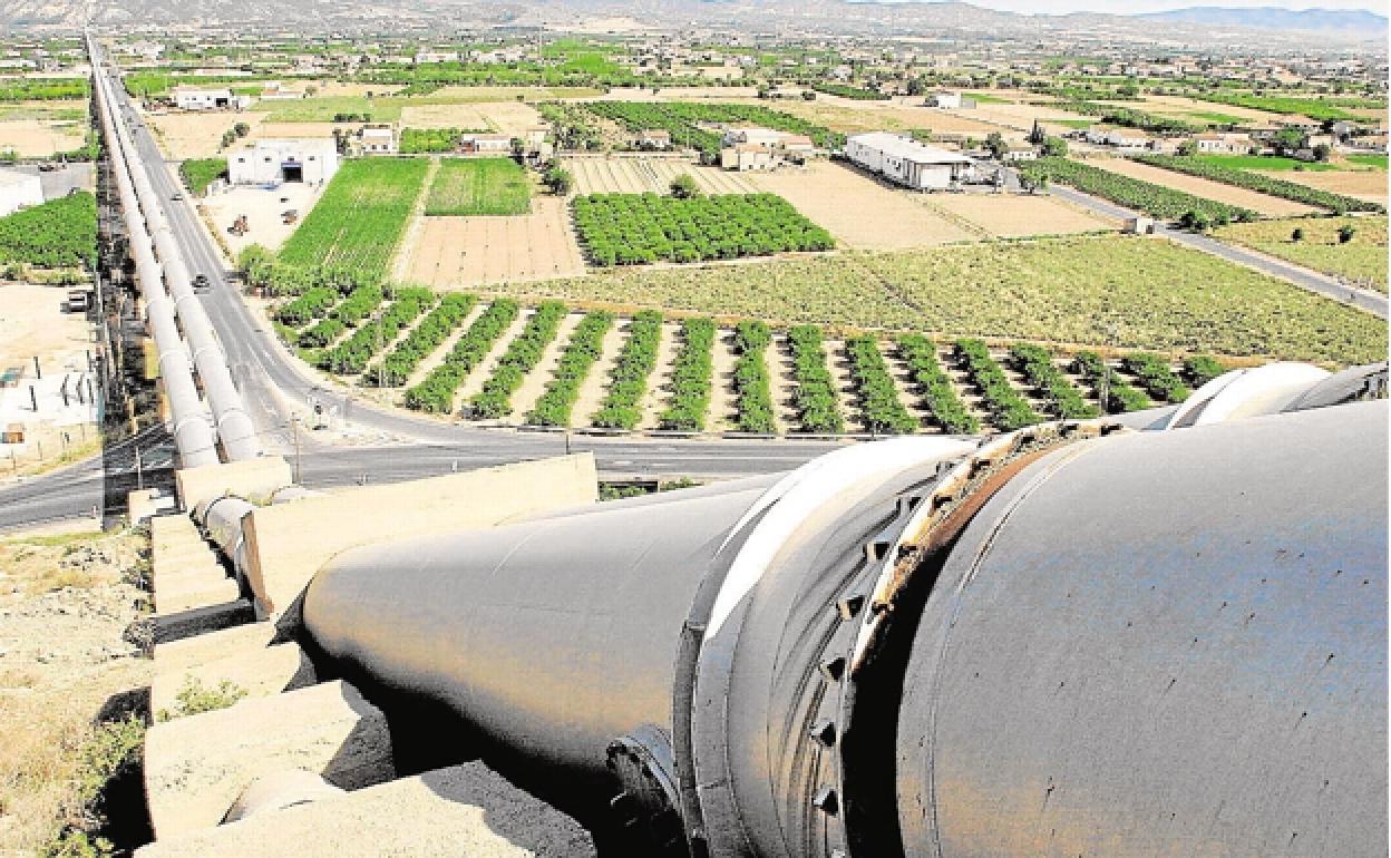 Conducciones del trasvase Tajo-Segura a su paso por la huerta de la Vega Baja. 