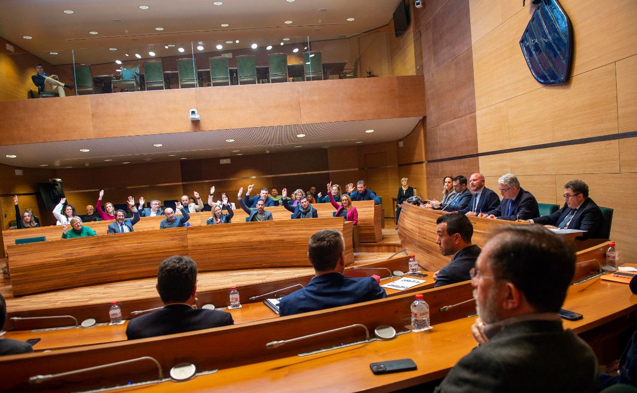 Momento de la votación del presupuesto en el pleno de la Diputación de Valencia. 