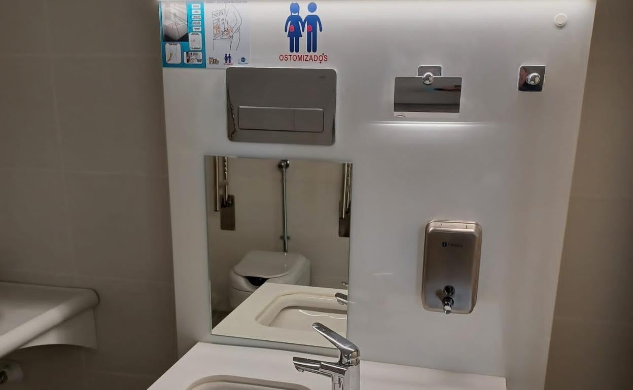 Se han instalado baños adaptados a personas ostomizadas. 