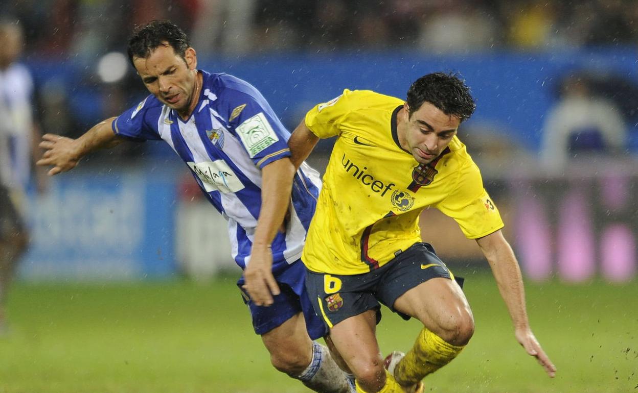 Calleja presiona a Xavi Hernández durante un partido disputado en noviembre de 2008.