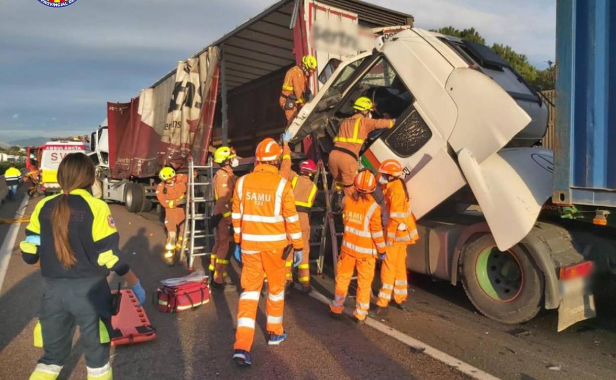 Los bomberos trabajan para excarcelar al conductor.  