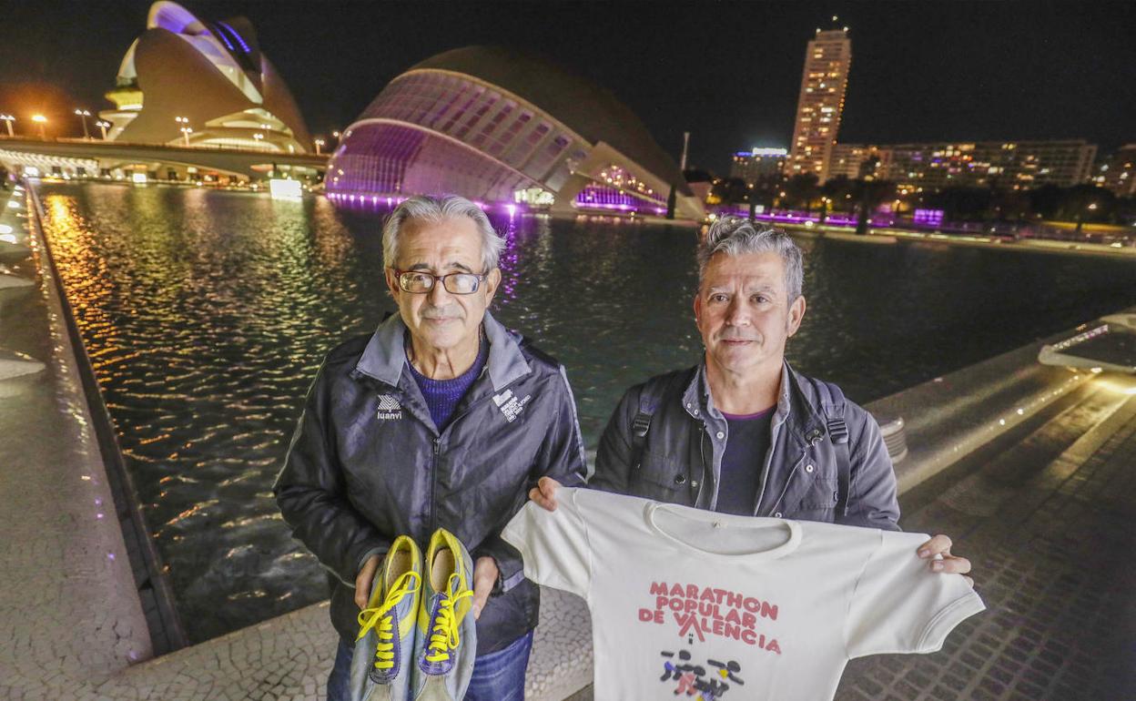 Manolo Sánchez y Paco Rubio, con artículos de la primera edición del maratón de Valencia.