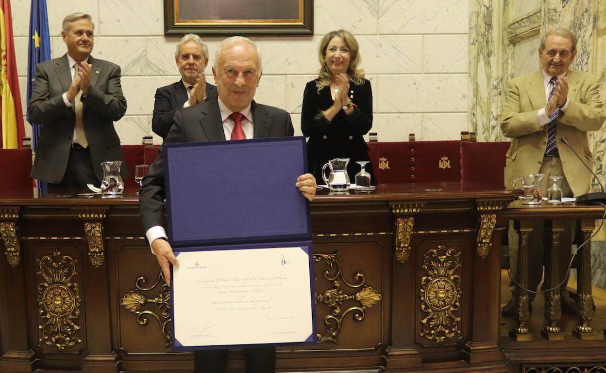 El doctor Juan Francisco Ascaso muestra el galardón.