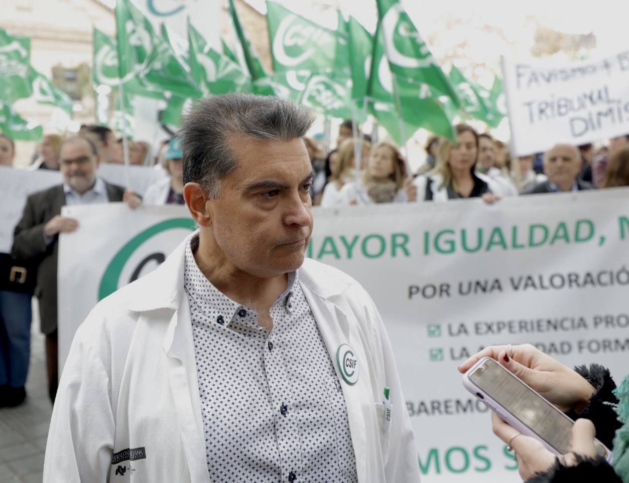 La protesta a las puertas de la conselleria urge refuerzos a Sanidad y un «trato digno» para los pacientes