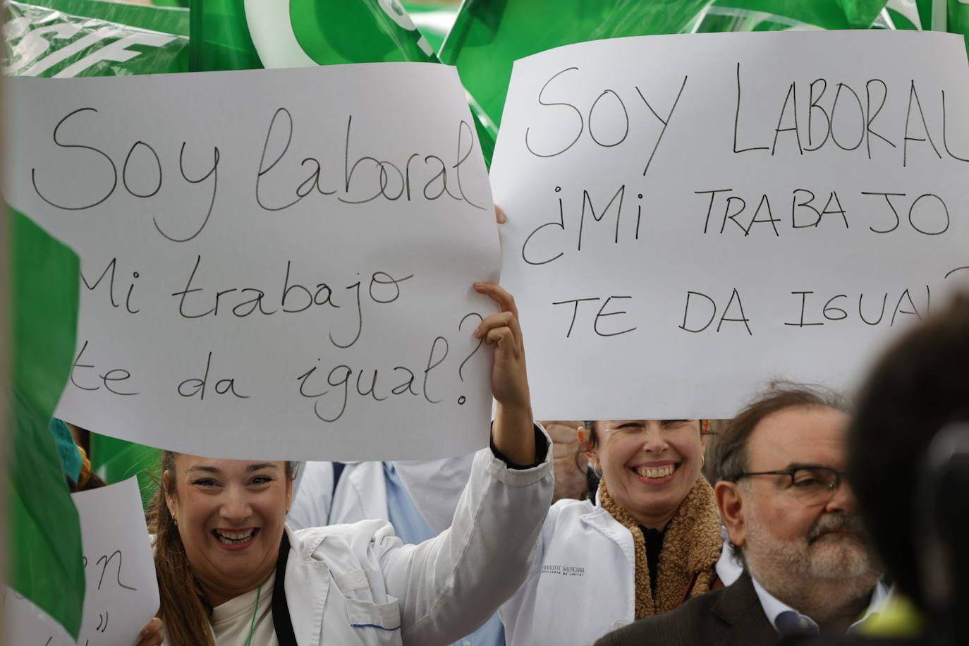 La protesta a las puertas de la conselleria urge refuerzos a Sanidad y un «trato digno» para los pacientes