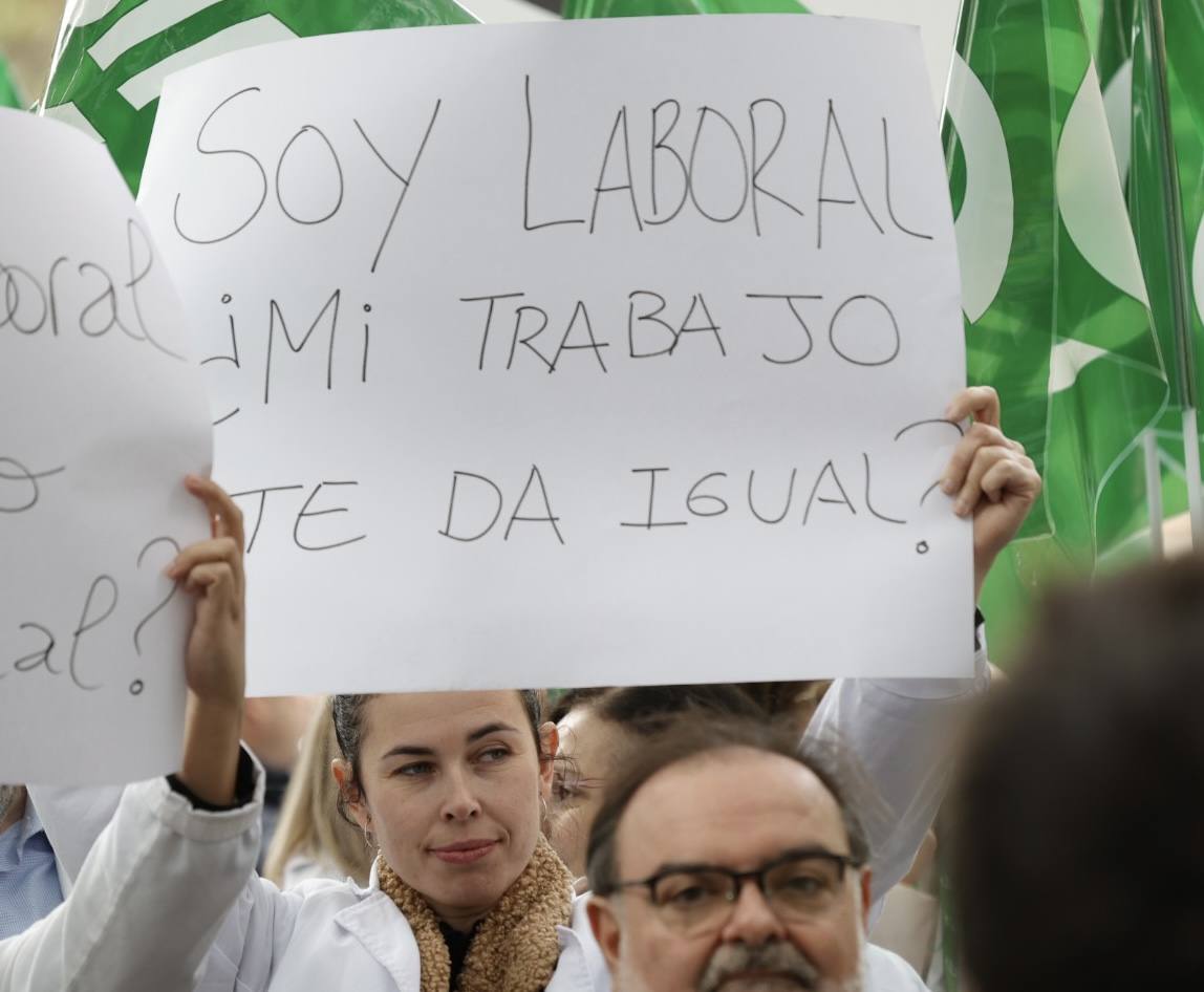 La protesta a las puertas de la conselleria urge refuerzos a Sanidad y un «trato digno» para los pacientes