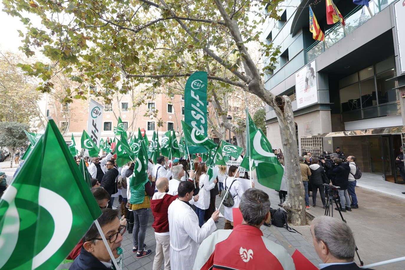 La protesta a las puertas de la conselleria urge refuerzos a Sanidad y un «trato digno» para los pacientes