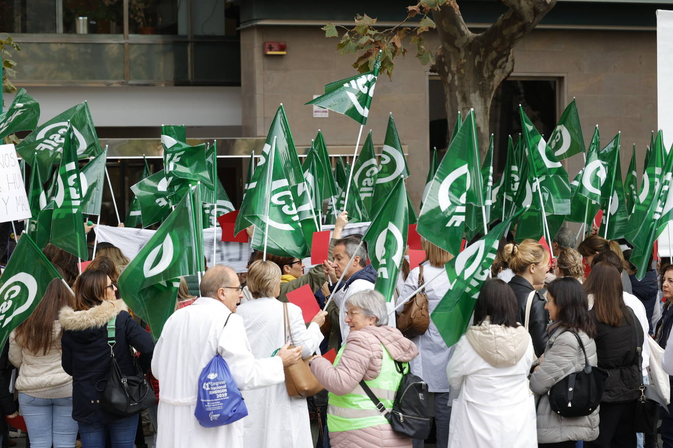 La protesta a las puertas de la conselleria urge refuerzos a Sanidad y un «trato digno» para los pacientes