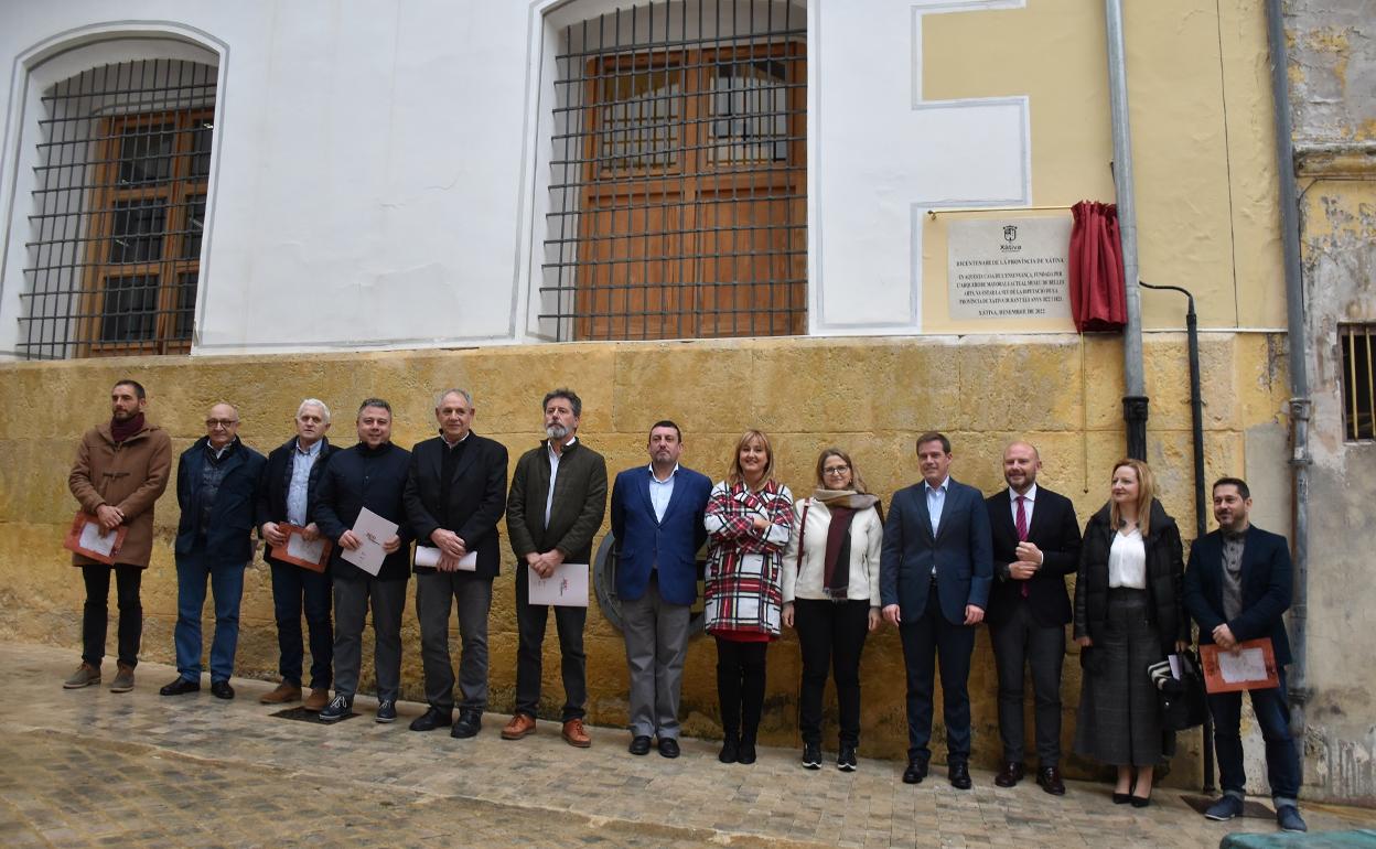 Autoridades, tras descubrir la placa conmemorativa en la que fue sede de la diputación de Xàtiva. 