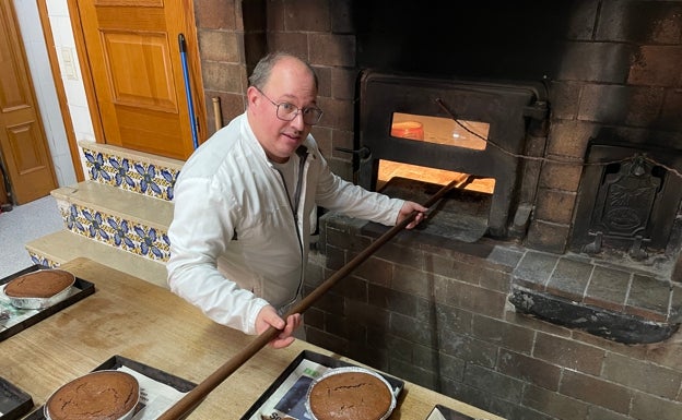 Imagen principal - Luis Molinos saca del horno moruno unas cocas (arriba), la familia la completo (izq.) y el horno (dcha.). 