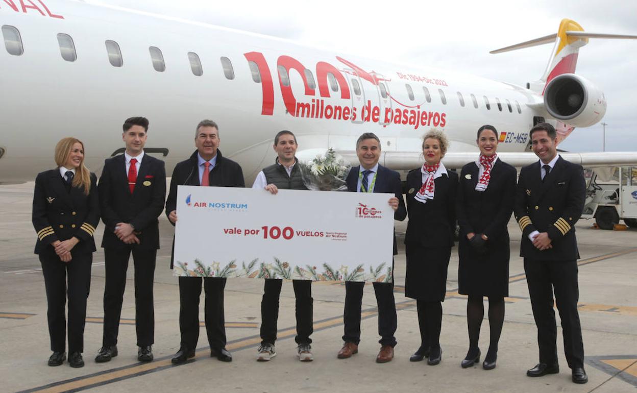 Carlos Bertomeu, José Carlos Castilla y Antonio García, con la tripulación del vuelo.