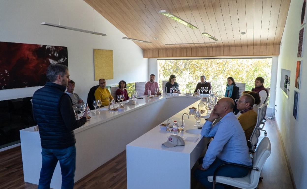 Momento de la visita de la secretaria autonómica de Territorio a la cooperativa La Viña. 