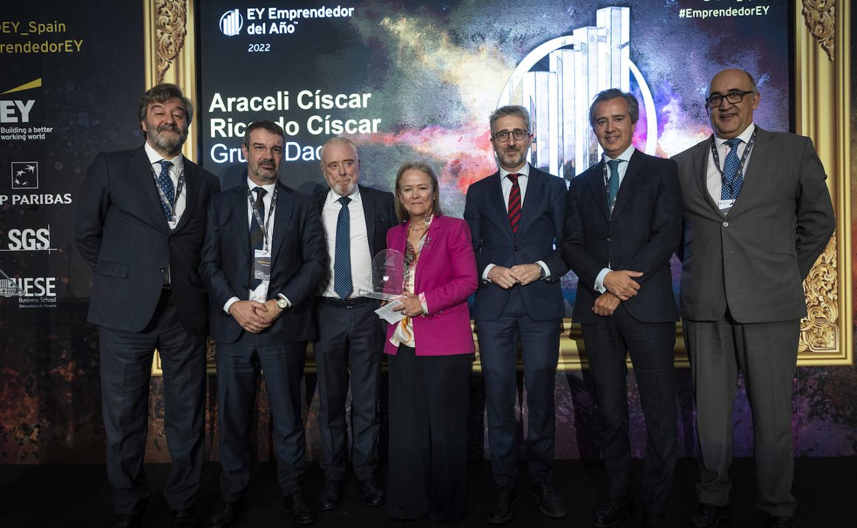 Foto de familia de la entrega del premio. 