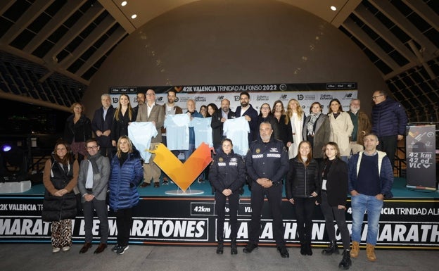 Imagen principal - Momentos de la presentación, el más emotivo sin duda fue el del reconocimiento a la figura de Domingo Mengual. 