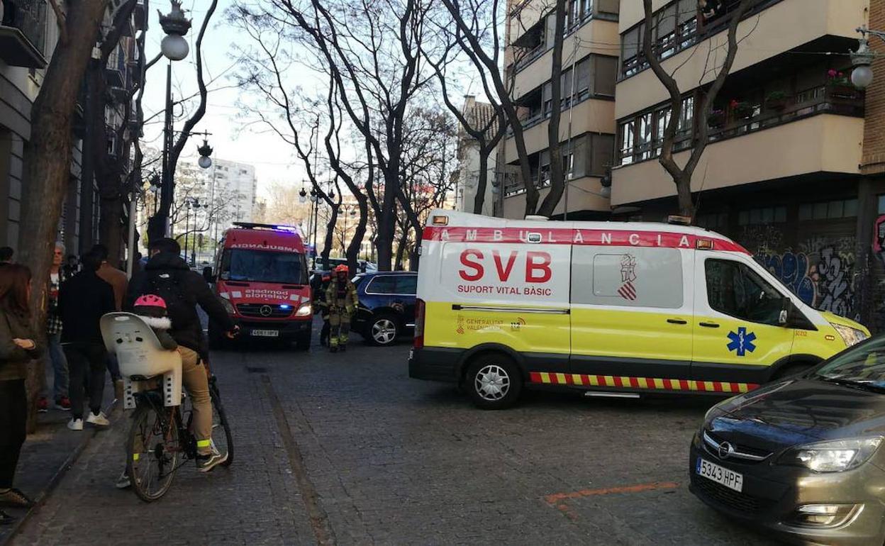 Bomberos y una ambulancia en un incendio en Valencia. 