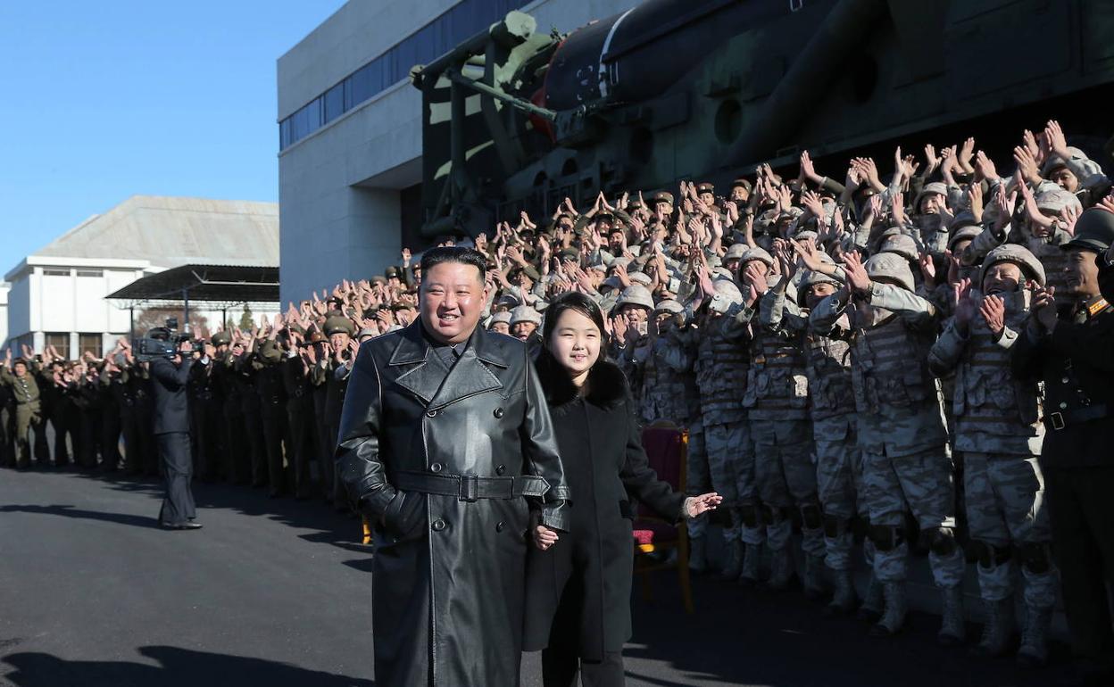 El líder norcoreano Kim Jong-un con su hija.