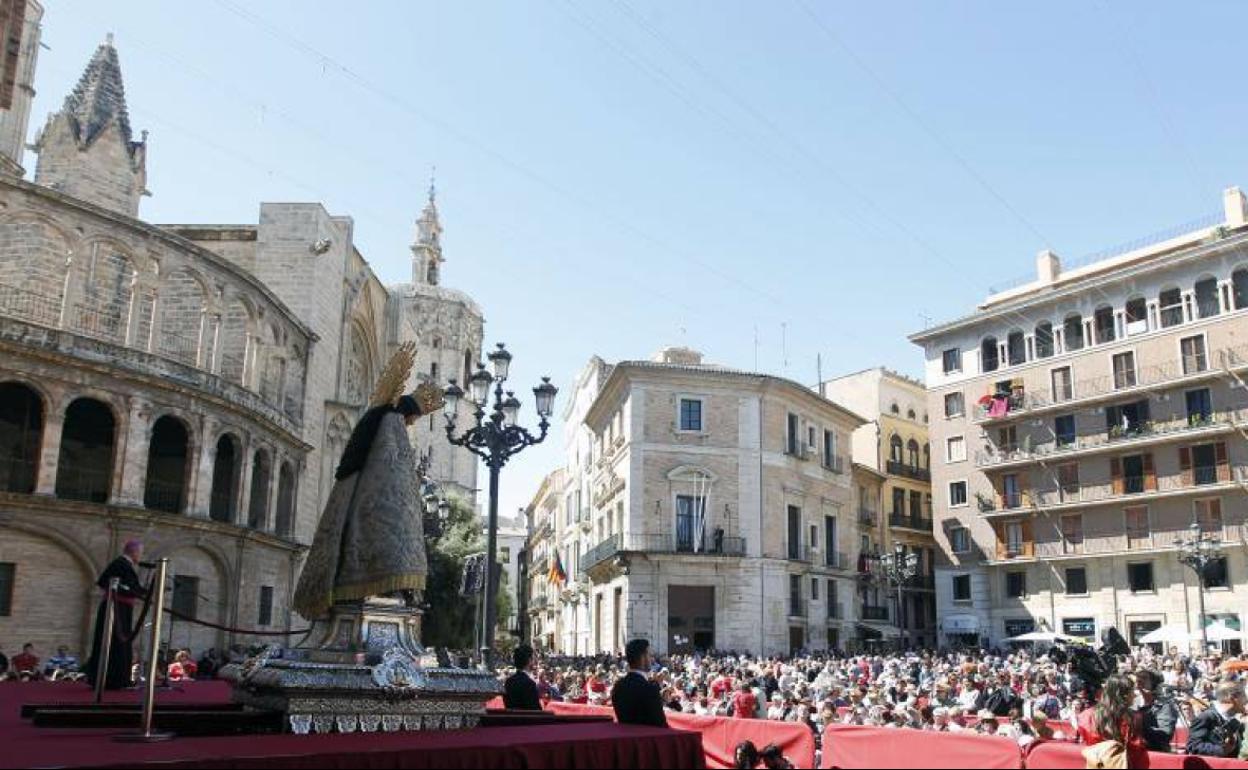 Salida de la Virgen de los Desamparados a la plaza en 2014