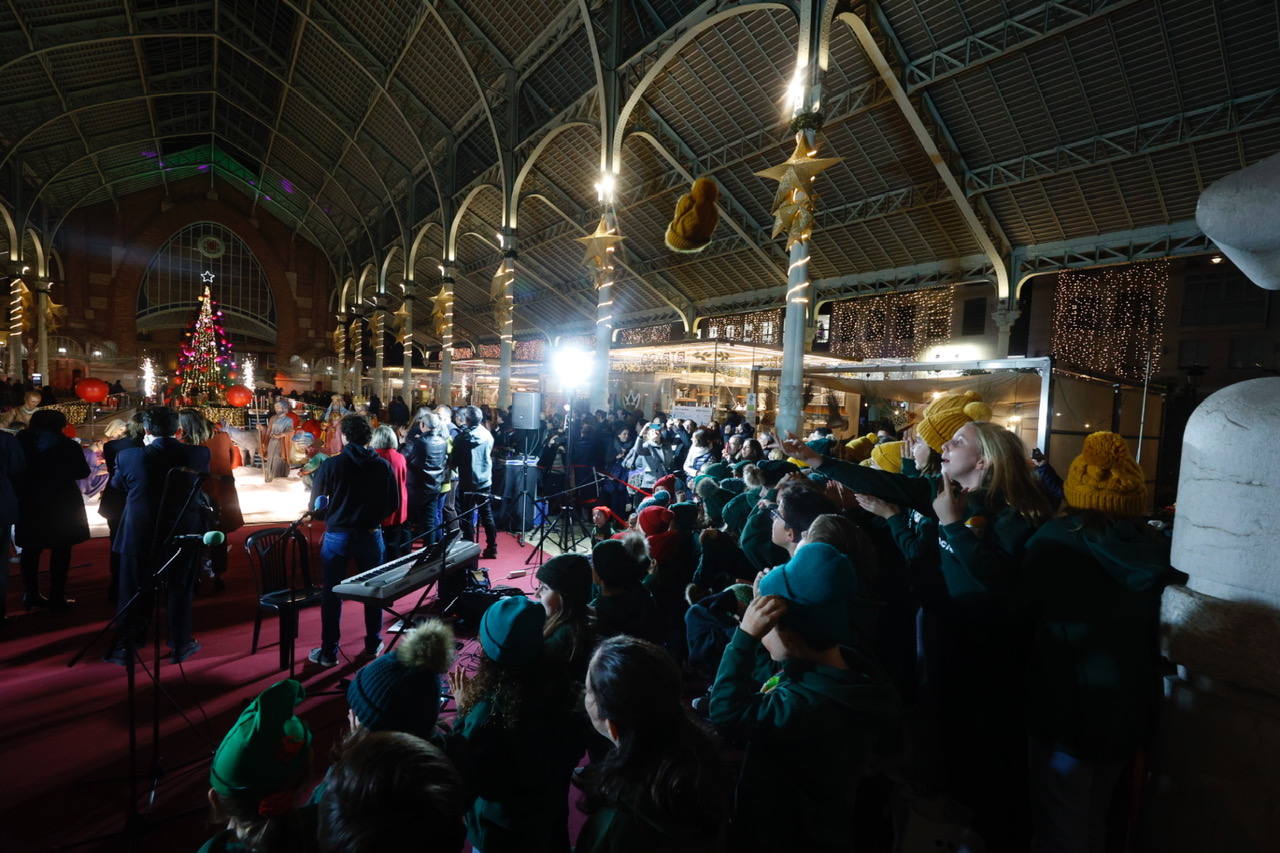 Fotos: El Mercado de Colón enciende las luces para la Navidad 2022