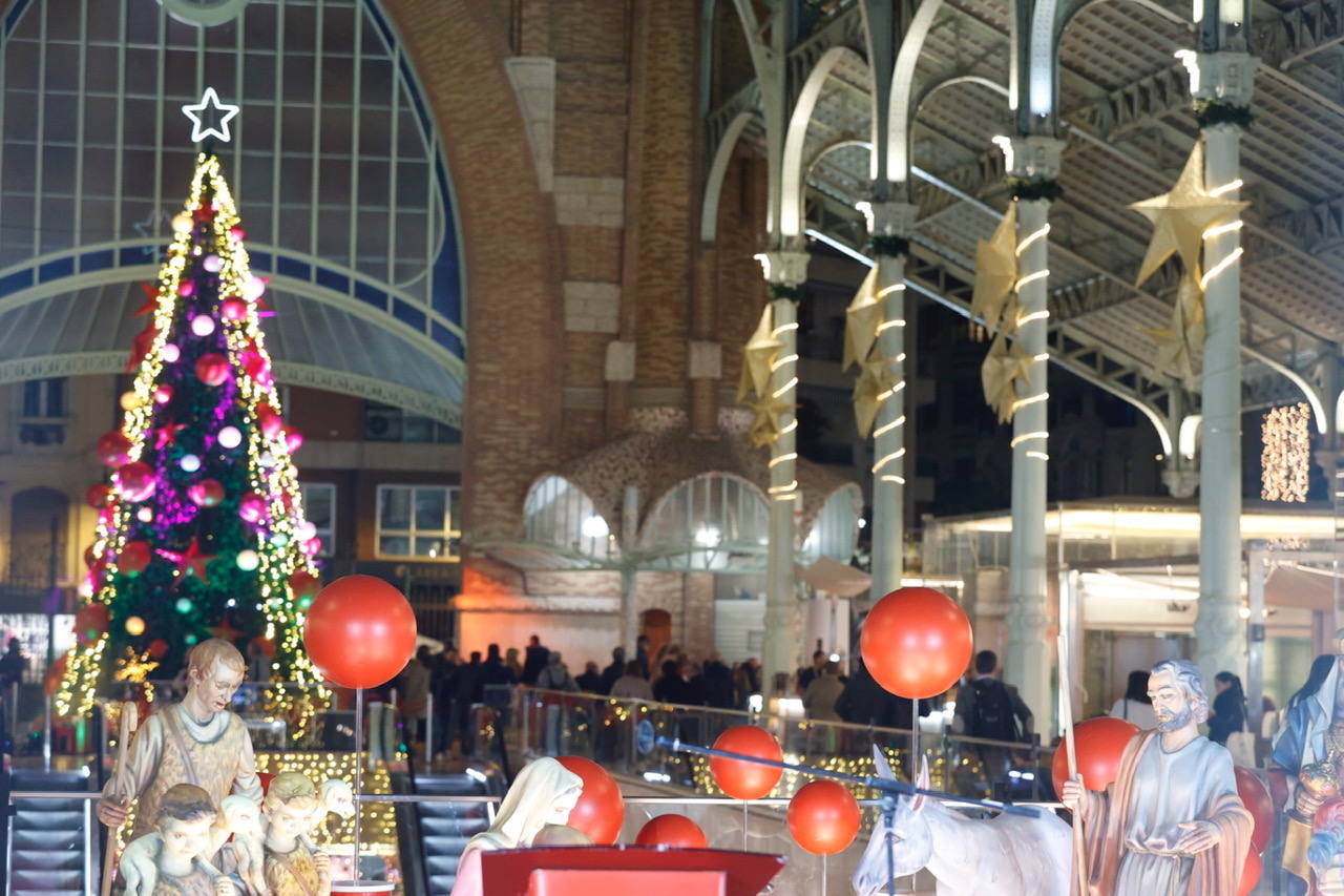 Fotos: El Mercado de Colón enciende las luces para la Navidad 2022