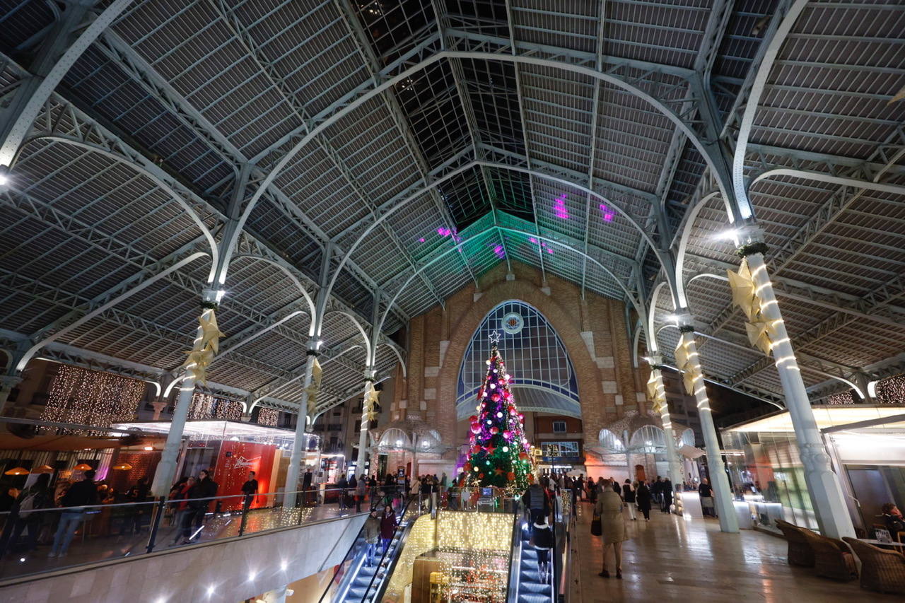 Fotos: El Mercado de Colón enciende las luces para la Navidad 2022