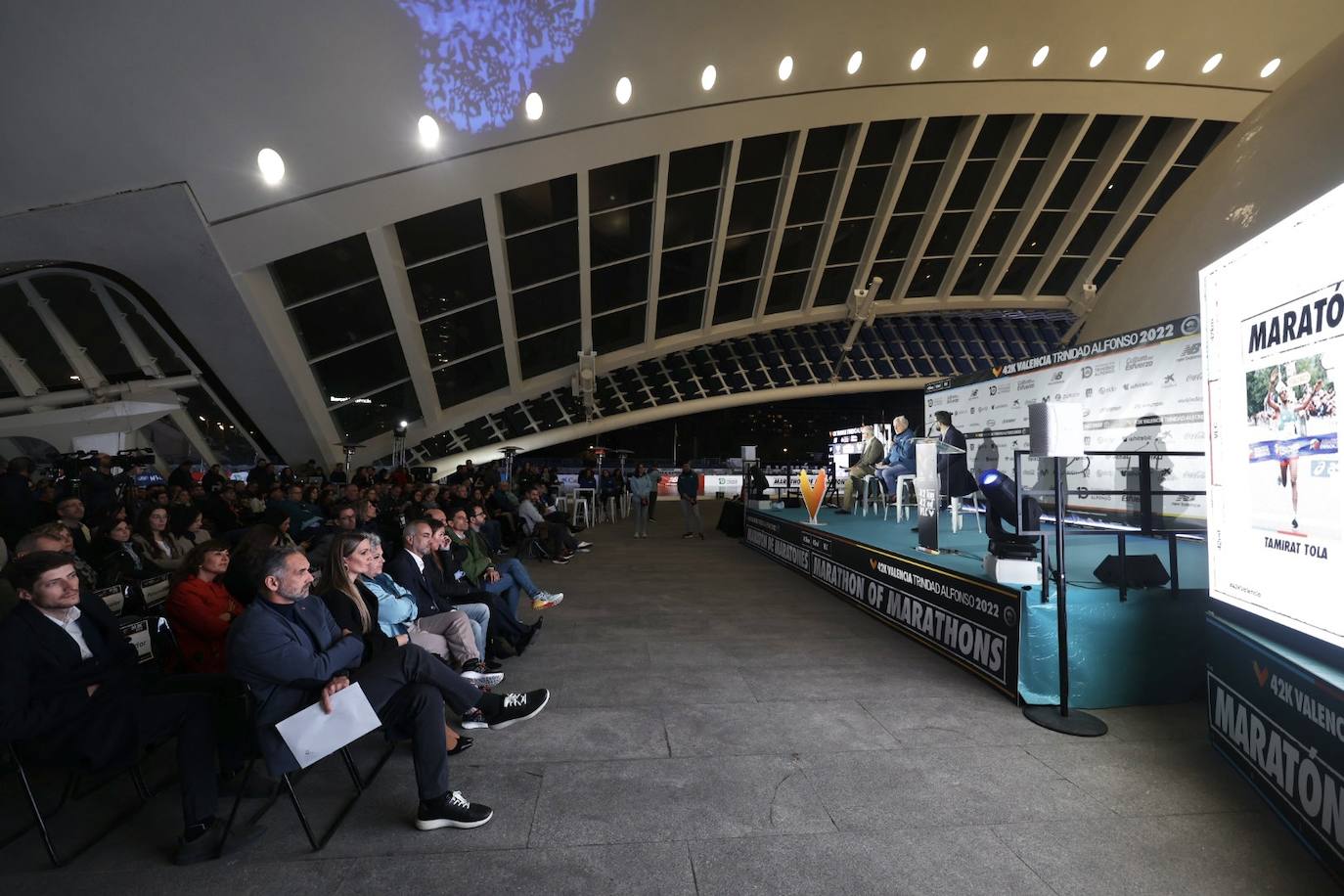 Fotos: Los participantes del Maratón Valencia ya pueden recoger su dorsal