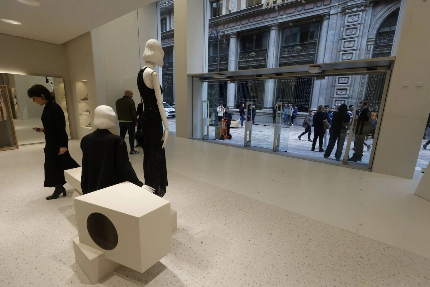 Fotos: Una macrotienda de Zara abre sus puertas en Valencia