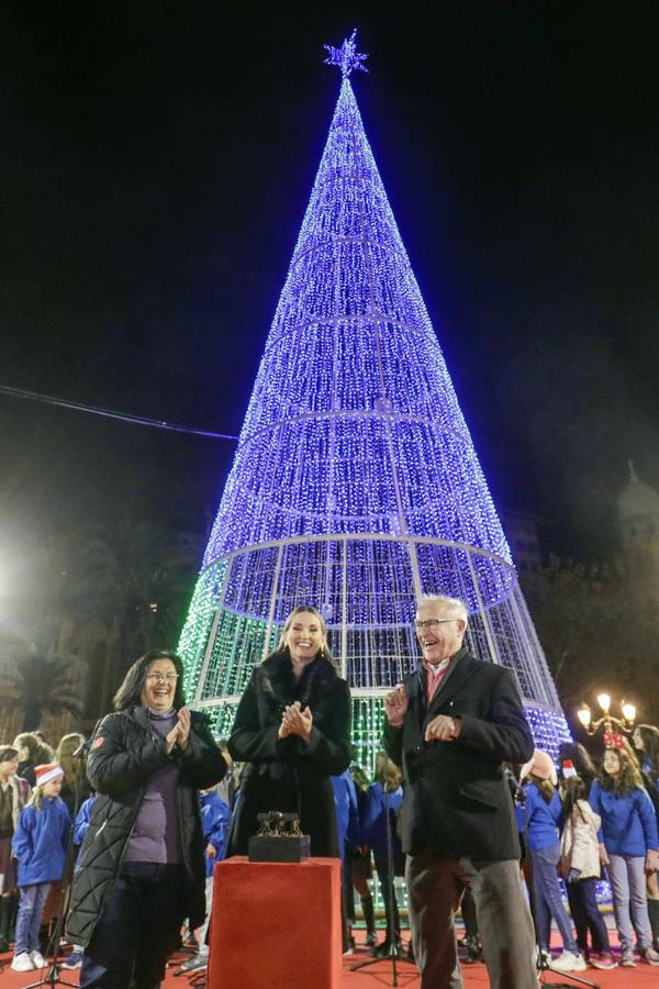 Fotos: Tradicional encendido de luces en la plaza del Ayuntamiento de Valencia