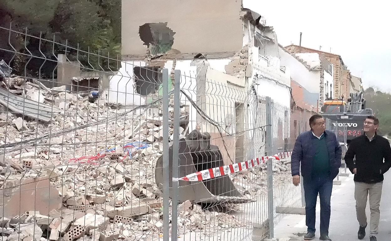 El  alcalde, Jorge Rodríguez, pudo comprobar las obras de derribo de las viviendas.  