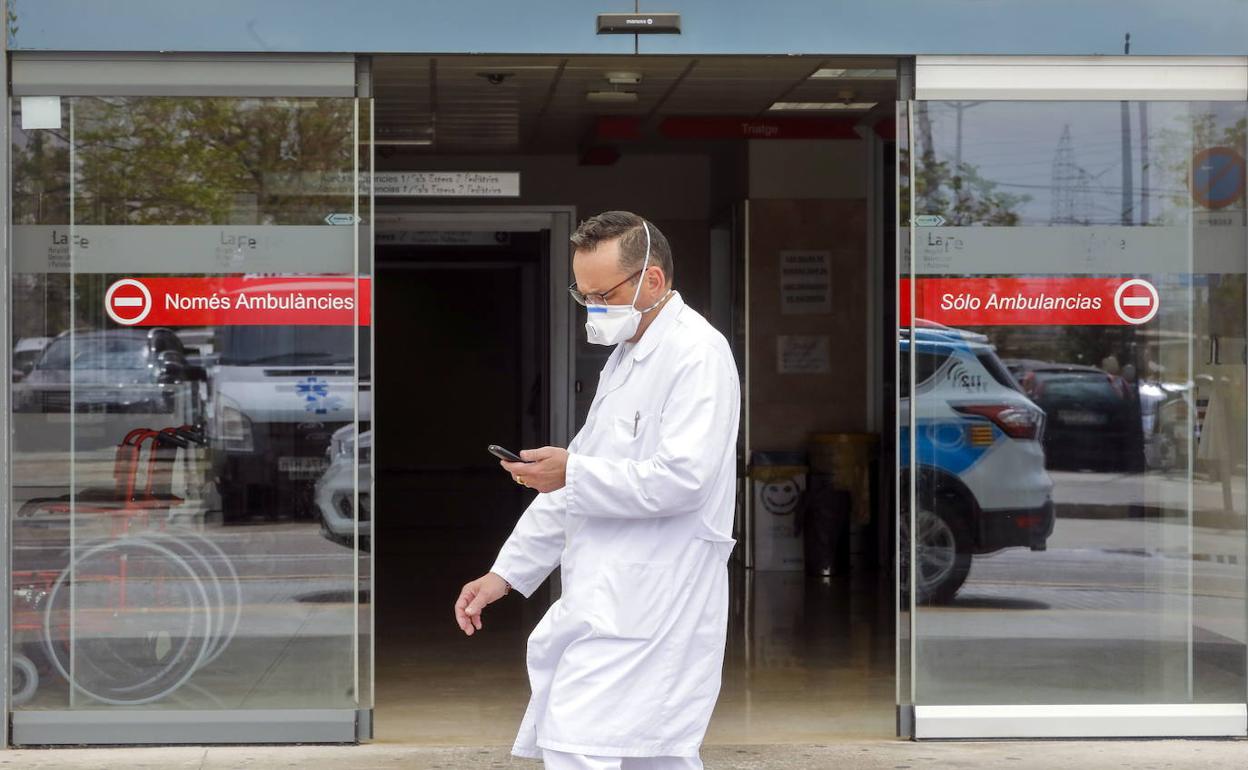 Un santitario en las puertas de urgencias del Hospital La Fe.