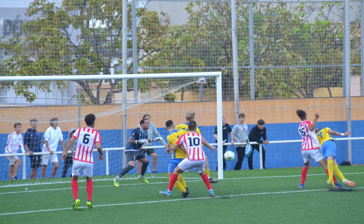 Jugadores del Dénia y el Jávea durante un partido. 