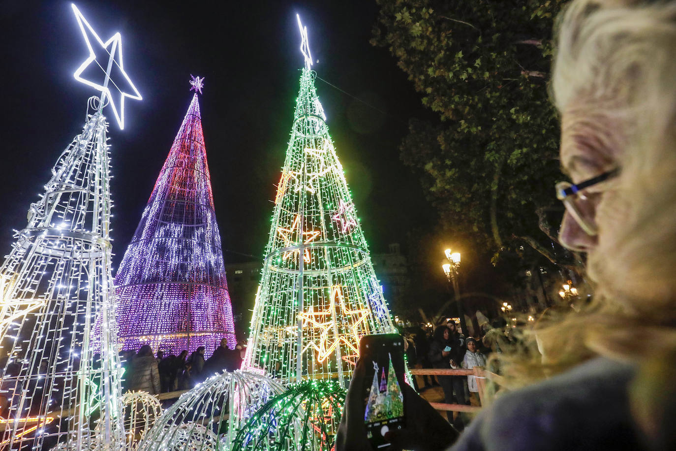 Fotos: Tradicional encendido de luces en la plaza del Ayuntamiento de Valencia