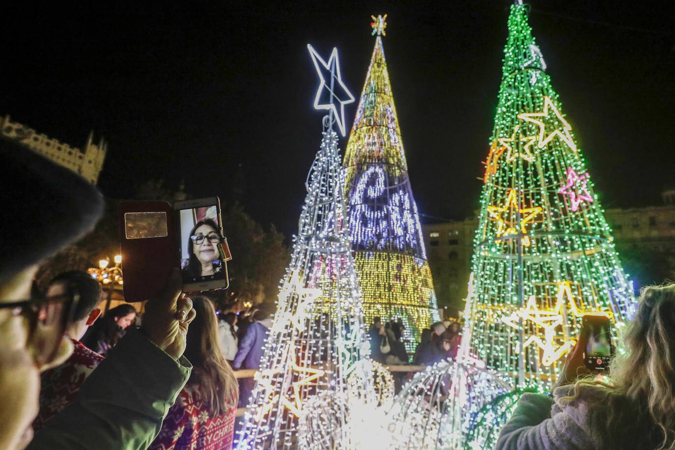 Fotos: Tradicional encendido de luces en la plaza del Ayuntamiento de Valencia