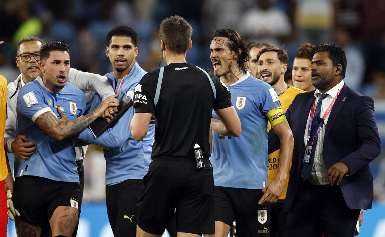 Giménez y Cavani se encaran con el árbitro. 