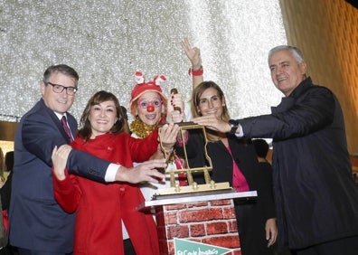 Imagen secundaria 1 - Encendido de luces de El Corte Inglés, que accionan representantes de El Sueño de Vicky, Payasospital y la fundación Ronald McDonald.