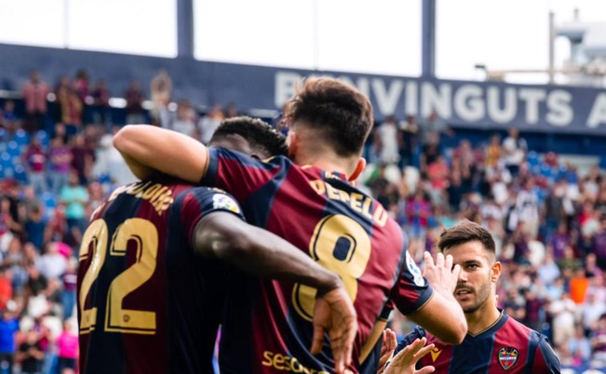 Pepelu celebra un gol junto a Bouldini en el Ciutat de València. 