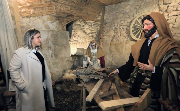 La vicealcaldesa, Mari Carmen Sánchez, visita el belén de tamaño natural del Portalet. 