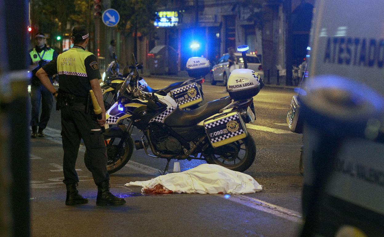 Agentes de la Policía Local junto a una persona fallecida por accidente de tráfico en la avenida Cardenal Benlloch de Valencia. 