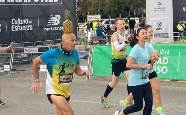 El atleta más surrealista del Maratón de Valencia: corre con una piña en la cabeza