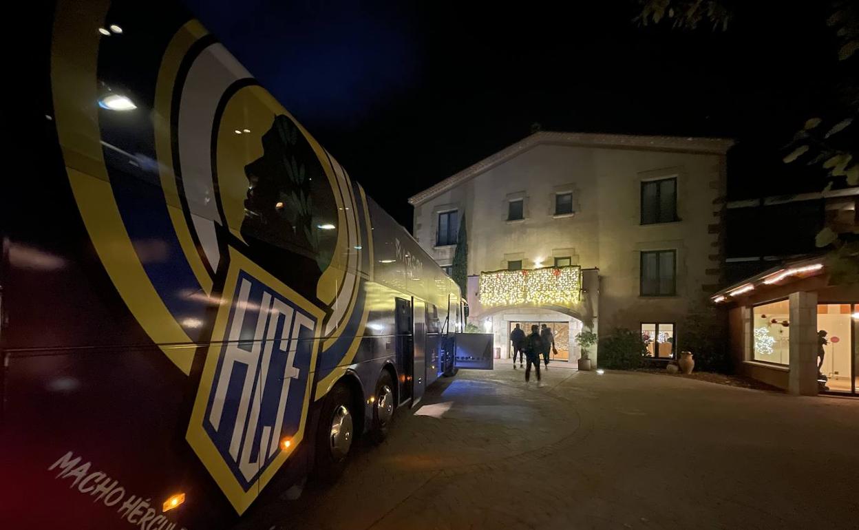 Imagen del autobús del Hércules a su llegada al hotel de concentración en Olot. 