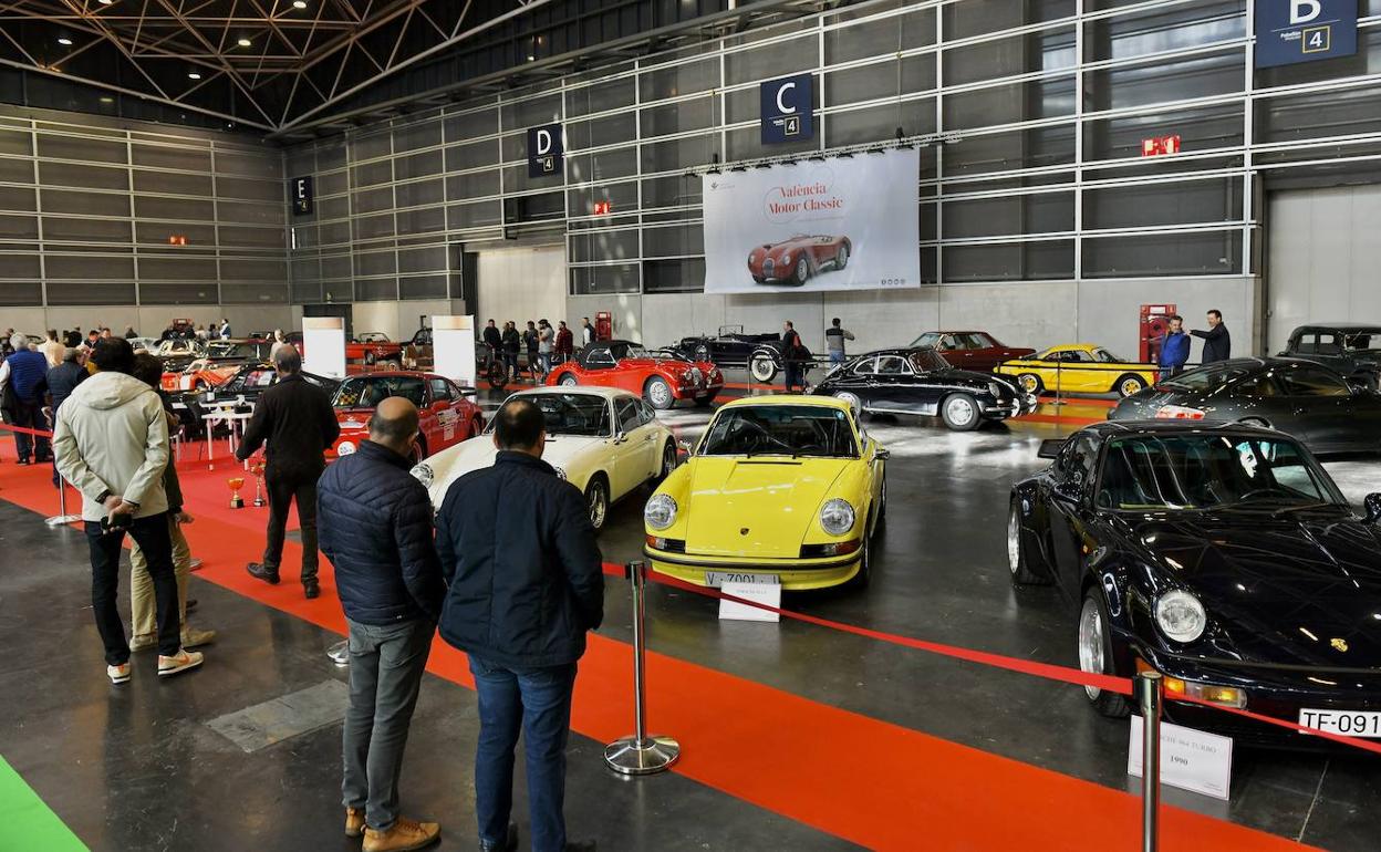 Modelos clásicos expuestos en la Feria del Automóvil de Valencia. 