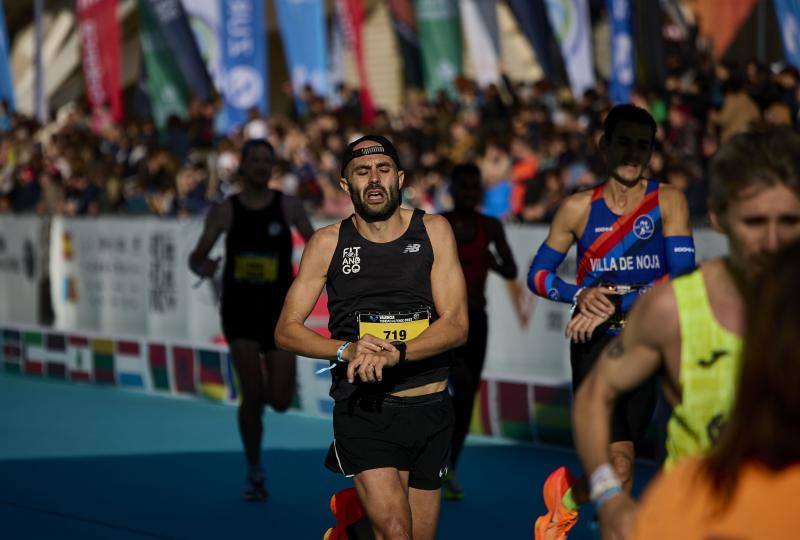 Fotos: Búscate en la línea de meta del Maratón de Valencia