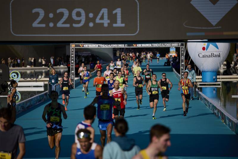 Fotos: Búscate en la línea de meta del Maratón de Valencia