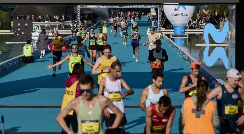 Fotos: Búscate en la línea de meta del Maratón de Valencia