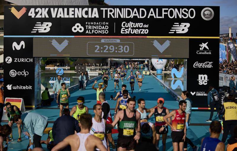 Fotos: Búscate en la línea de meta del Maratón de Valencia