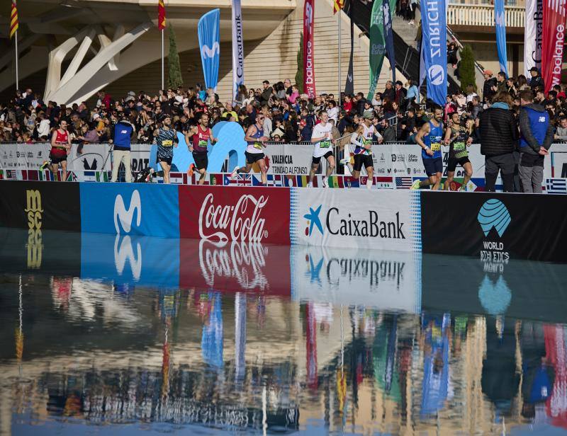 Fotos: Búscate en la línea de meta del Maratón de Valencia