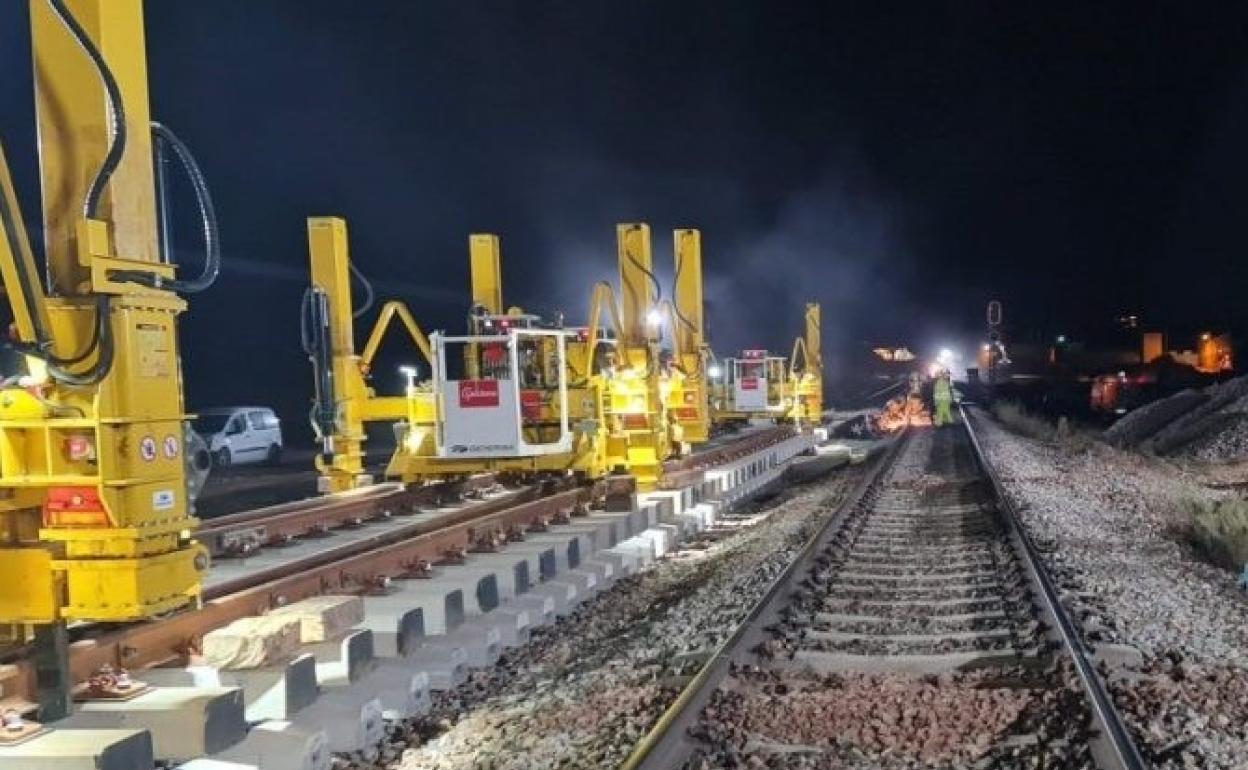 El hombre trabajaba en la preparación de la instalación de pantallas acústicas en el tramo l'Alcúdia -Moixent. 