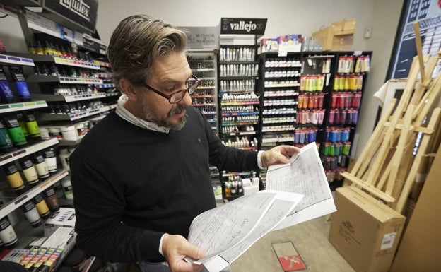 Luis Viguer Soler, bisnieto del fundador muestra una de las cartas de Sorolla desde la tienda que hoy regenta en otro emplazamiento. 